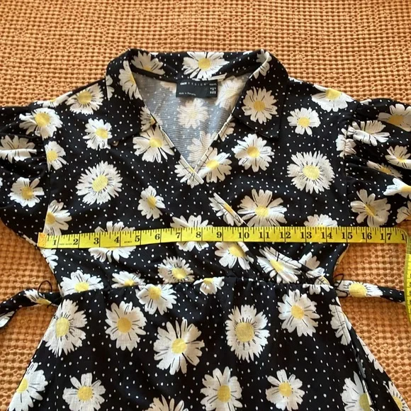 🌼Size 2 Super cute black w/white & yellow daisies & white dots maternity dress - Picture 13 of 15